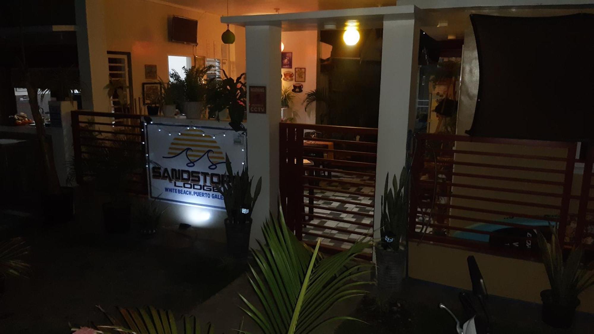 Sandstorm Lodge And Cafe Puerto Galera Exterior foto